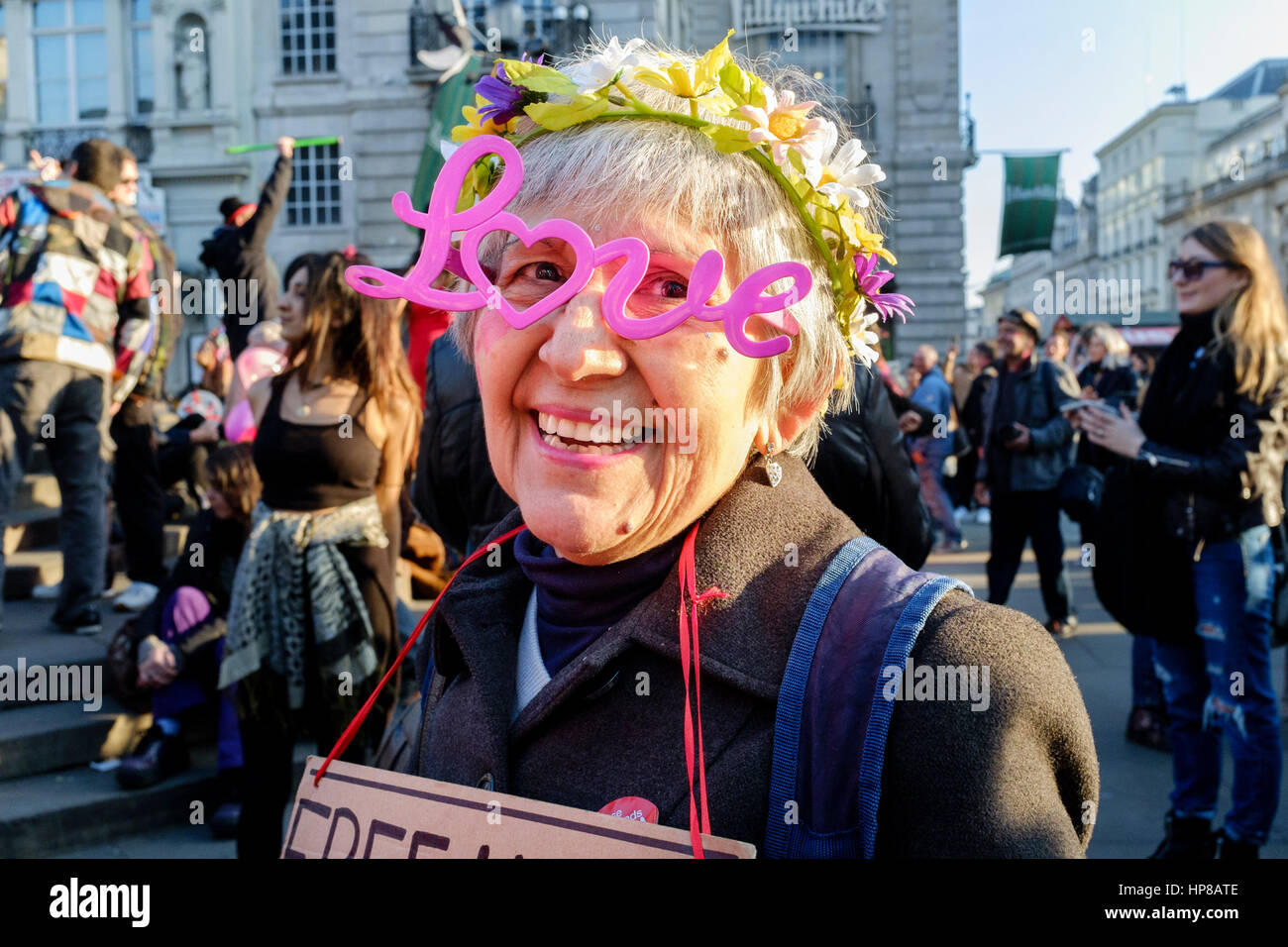 La femme mûre porte des lunettes d'AMOUR de nouveauté à la fête Reclaim Love pavé, Londres, Royaume-Uni Banque D'Images