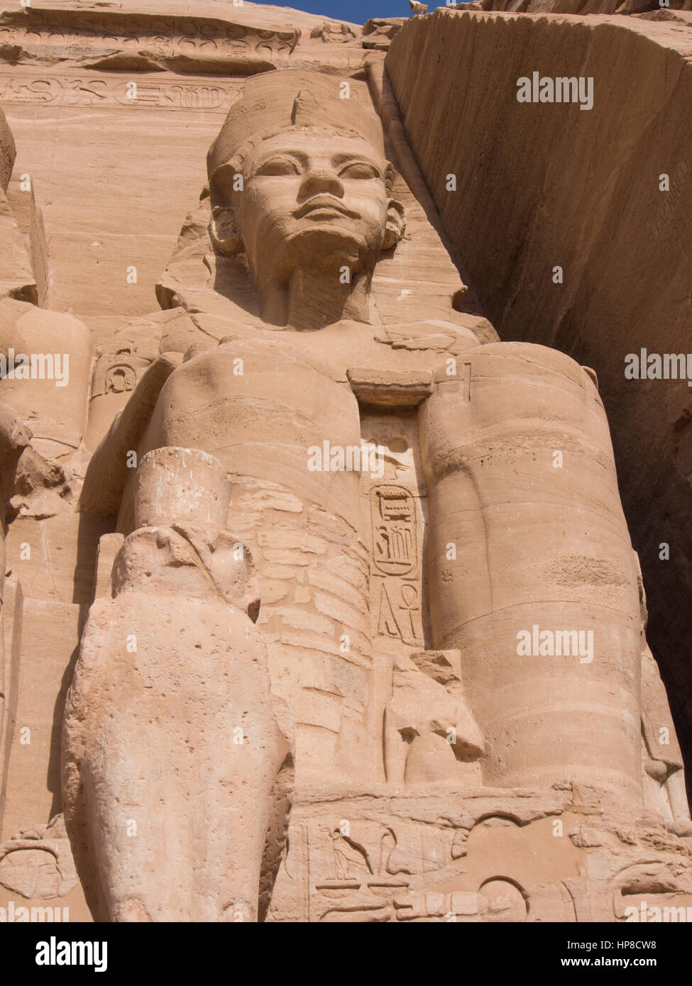 Un mètre de hauteur de 20 mètres statue de Ramsès II à l'extérieur du grand temple à bu Simbel, Egypte Banque D'Images