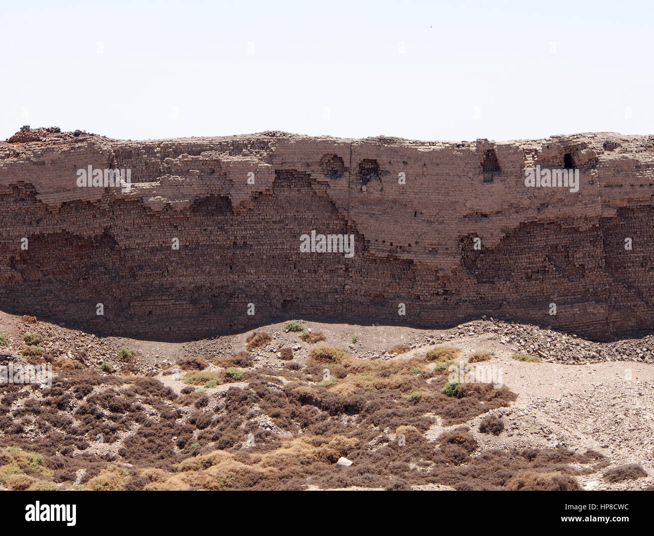 Le mur de brique de boue joint entourant Dendérah Temple, Egypte Banque D'Images