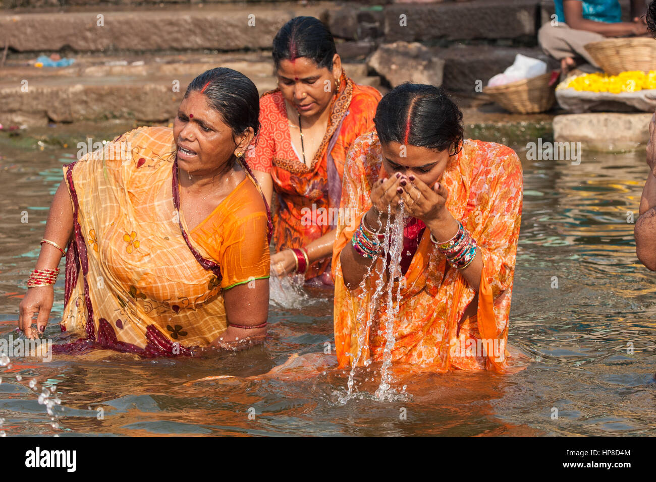 Baignade femmes Varanasi Benares Hindu religieux capital sacr Rivi re baignade-femmes-varanasi-benares-hindu-religieux-capital-sacr-rivi-re