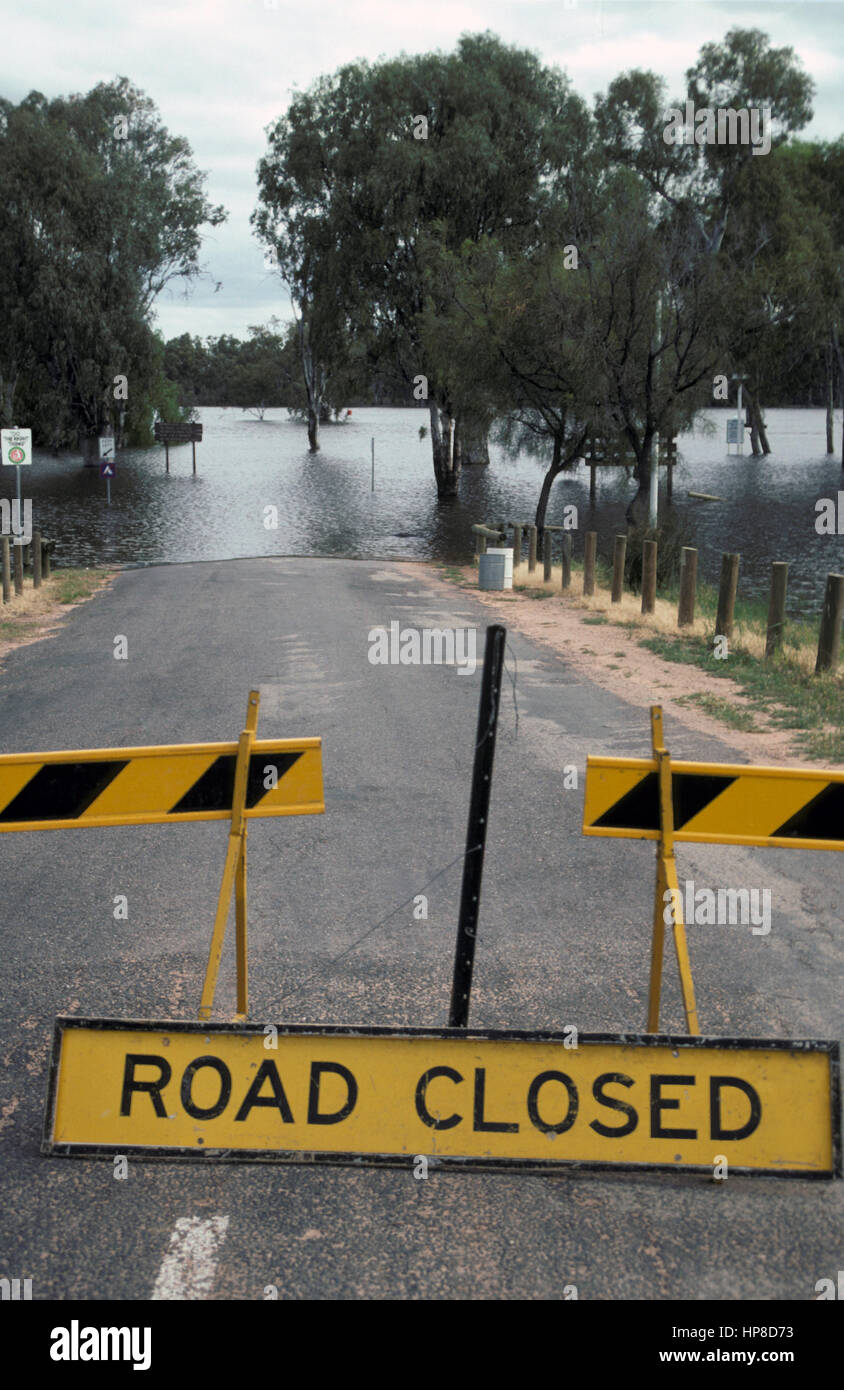 Route fermée en raison de la montée des eaux, le nord de la Nouvelle-Galles du Sud, Australie Banque D'Images