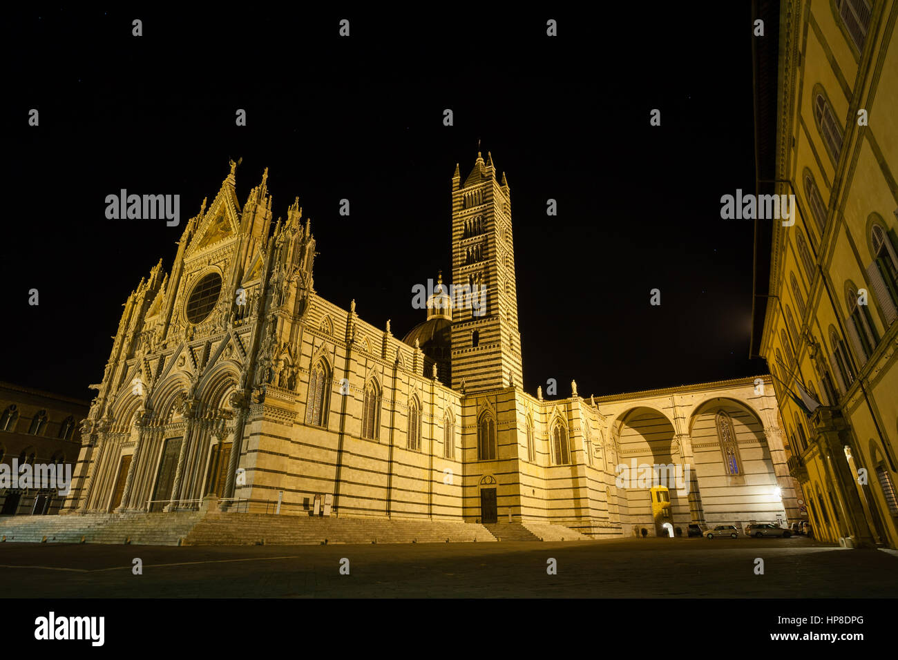 Vue nocturne de la cathédrale Santa Maria Assunta (Duomo di Siena) à Sienne, Toscane, Italie. Monument italien Banque D'Images