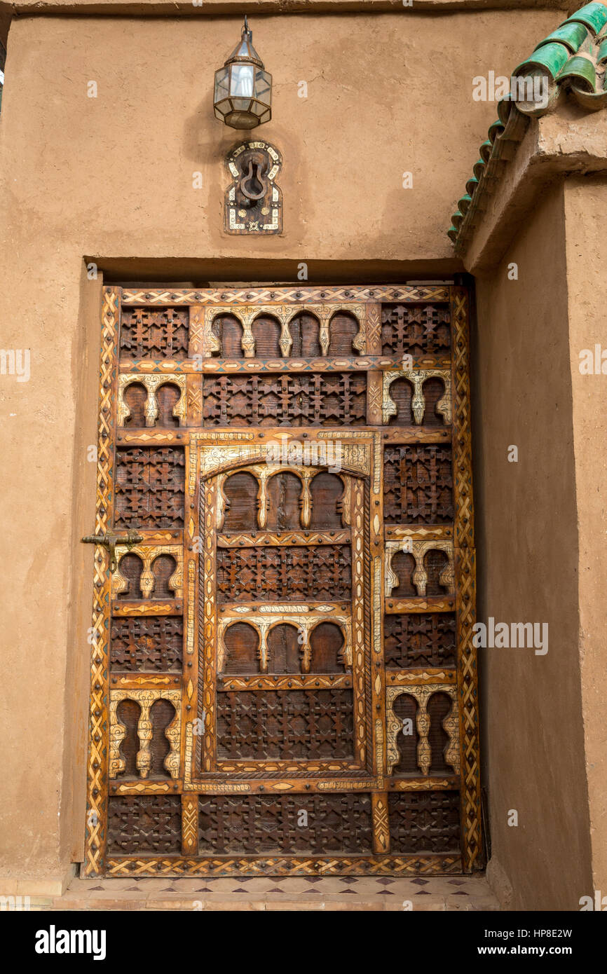 Zagora, Maroc. Hôtel Riad Dar Soufian, Porte décorée. Banque D'Images