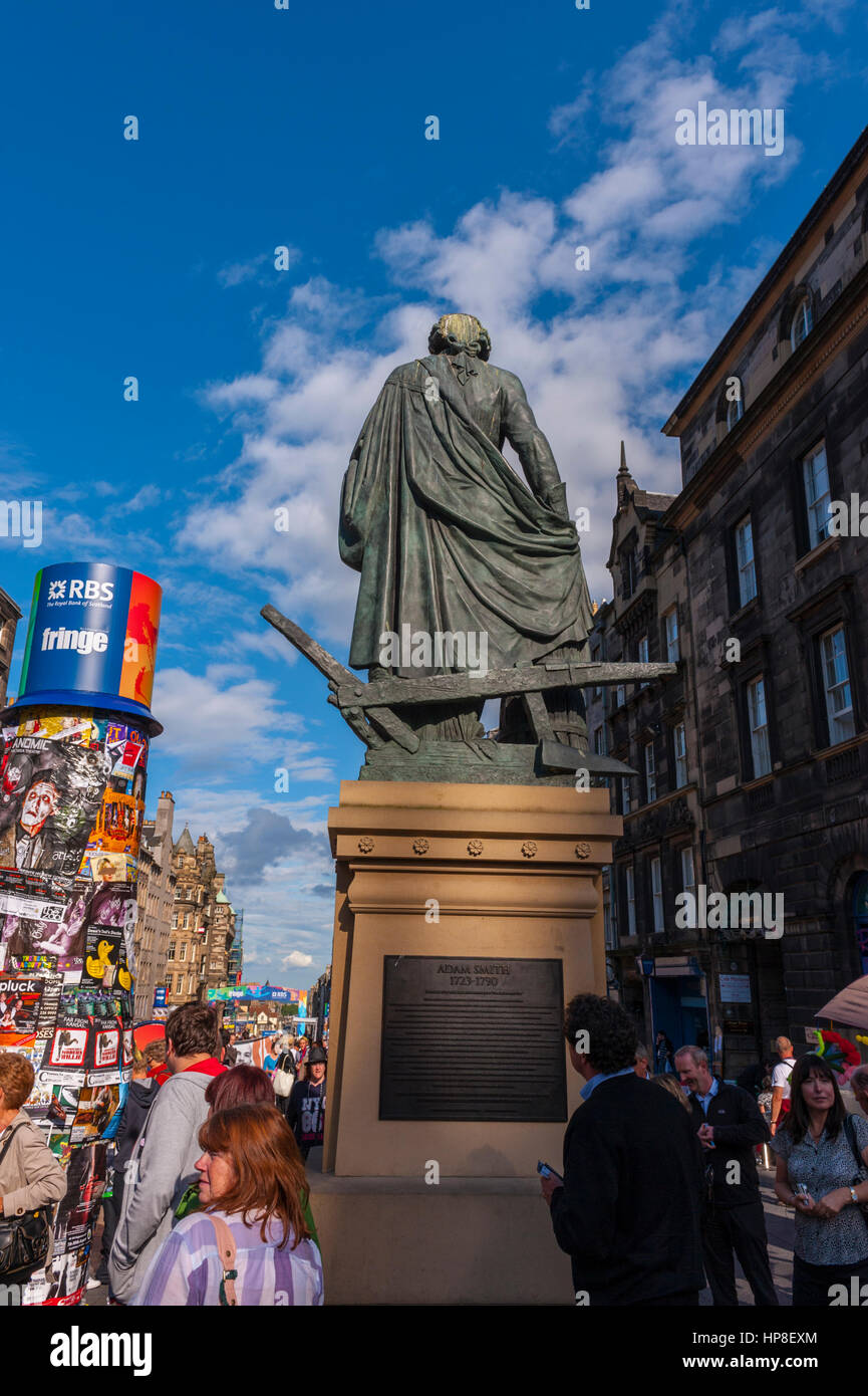 L'arrière de la statue à Adam Smith dans la High Street Édimbourg. Banque D'Images