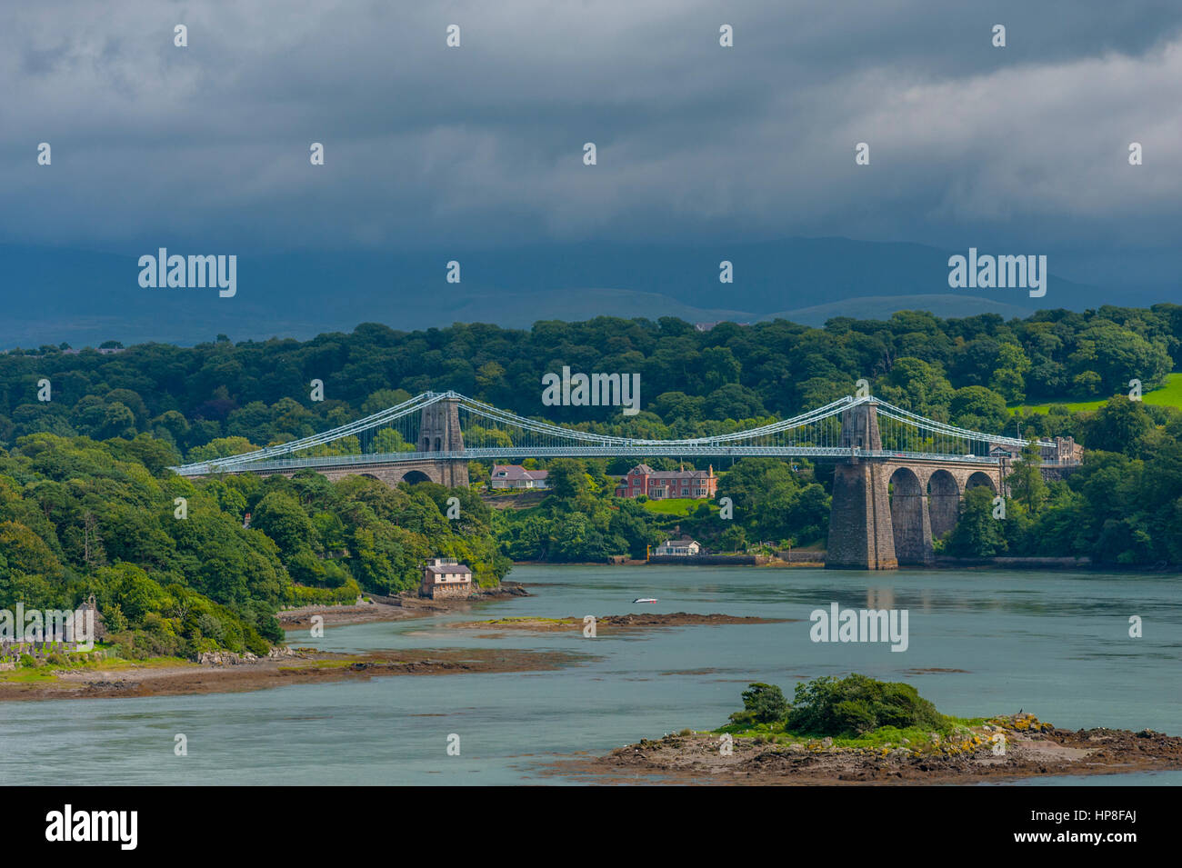 Thomas Telford Suspesion Menai Bridge à travers le stratights Menai à Menai Bridge. Banque D'Images