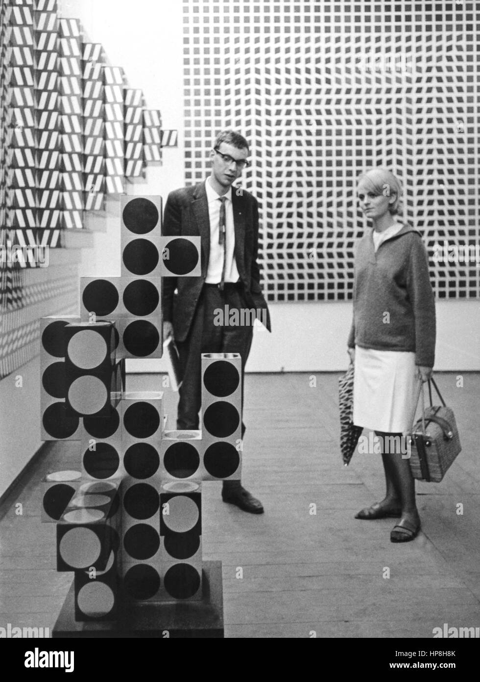 Les visiteurs à côté d'oeuvres de Victor Vasarely artiste à la documenta de Kassel, exposition d'art 3 le 30 juin 1964. Dans le monde d'utilisation | Banque D'Images
