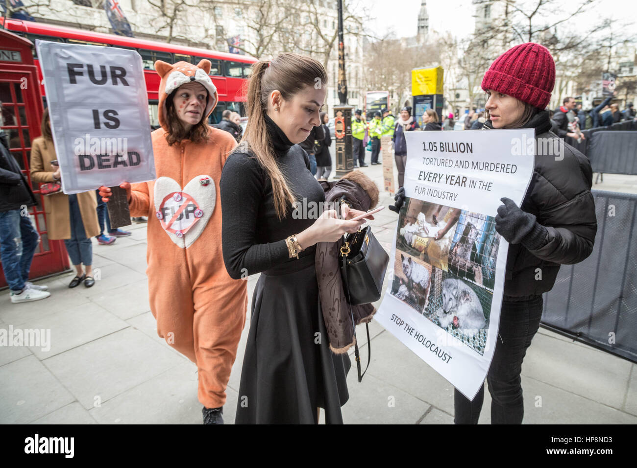Londres, Royaume-Uni. Feb 19, 2017. Anti-Fur manifestations lors de la Semaine de la mode de Londres : Guy Josse/Alamy Live News Banque D'Images
