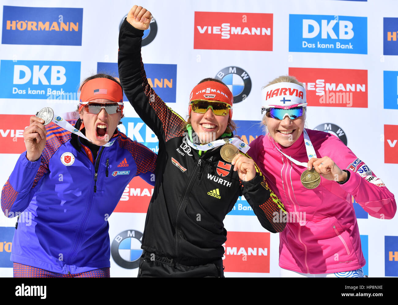 Hochfilzen, en Autriche. Feb 19, 2017. Laura Dahlmeier de Allemagne (1e place, c), Susan Dunklee en provenance des États-Unis (2e place, l) et Kaisa Maekaeraeinen de Finlande (3ème place, r) présentent leurs médailles après le women's 12,5 km départ groupé au Championnat du Monde de biathlon à Hochfilzen, en Autriche, le 19 février 2017. Les sept fois champion du monde a remporté la médaille d'or dans les catégories recherche, seul, départ en masse, les relais et relais mixte ainsi que l'argent en sprint. Photo : Martin Schutt/dpa-Zentralbild/dpa/Alamy Live News Banque D'Images