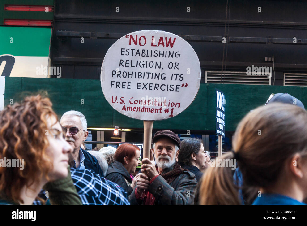 New York City, USA. 19 Février, 2017. Les manifestants à "moi aussi je suis un musulman" rassemblement à Times Square. L'événement a été organisé pour montrer notre solidarité avec les musulmans et protester contre la politique du président de l'administration d'Atout. Credit : Ward Pettibone/Alamy Live News. Banque D'Images