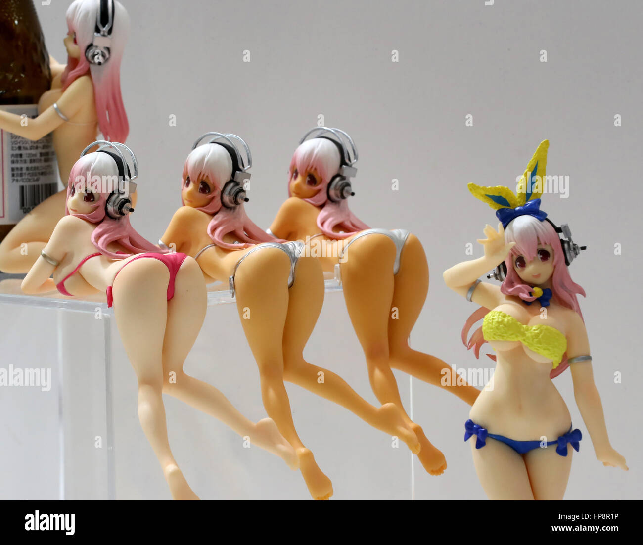 Chiba, Japon. Feb 19, 2017. Le Japon's toy maker Nitroplus affiche des chiffres de filles Supersonico au Wonder Festival 2017 Winter à Chiba, suburban Tokyo le dimanche 19 février, 2017. Des dizaines de milliers de personnes ont visité le garage d'une journée et kits de modèles en plastique -salon commercial organisé par Osaka fondé toy maker Kaiyodo. Credit : Yoshio Tsunoda/AFLO/Alamy Live News Banque D'Images