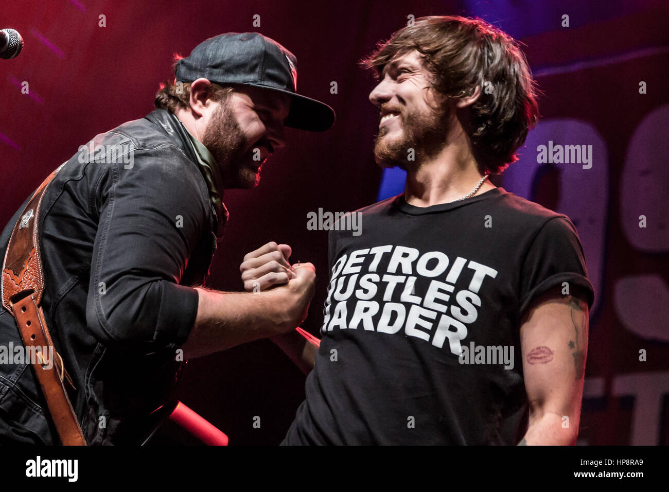 Detroit, Michigan, USA. Feb 15, 2017. RANDY HOUSER ET CHRIS JANSON sur la scène de l'homme Dix WYCD Jam au Fillmore à Detroit, MI 15 février 2017 sur Crédit : Marc Nader/ZUMA/Alamy Fil Live News Banque D'Images