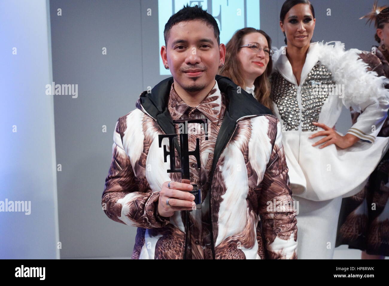 Londres, Royaume-Uni. Feb 19, 2017. John Herrera est maintenant au top des meilleurs modes.designer célèbre le cinquième anniversaire de la compétition, 'au top'. John Herrera, un concepteur novateur de Philippines à Patrimoine canadien a pris le titre. En vedette dans Photo : Peter Hogan/Alamy Live News Banque D'Images