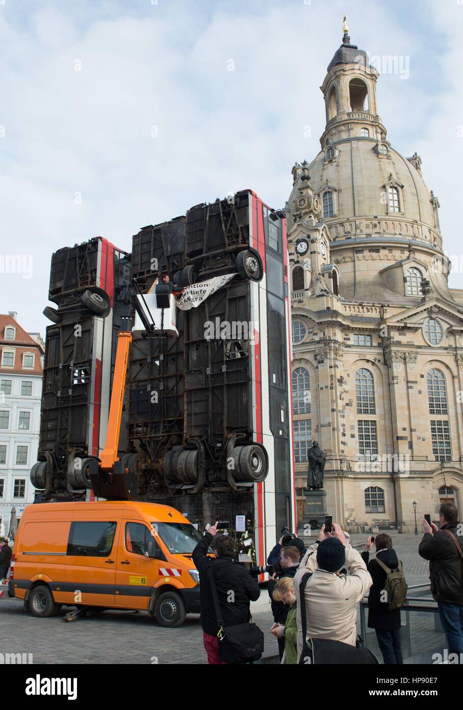 Dresde, Allemagne. Feb 20, 2017. Les employés de la Services Techniques centraux à Dresde déposer une bannière et un drapeau de l'aile droite du groupe 'Identitaere Bewegung' à partir de la sculpture "monument" de l'artiste German-Syrian Halbouni Manaf au Neumarkt à Dresde, Allemagne, 20 février 2017. Les membres du groupe, qui est surveillé par l'Office de protection de la Constitution, placé la bannière et le drapeau sur le même jour, ce qui rend l'action public via internet. Photo : Sebastian Kahnert/dpa-Zentralbild/dpa/Alamy Live News Banque D'Images