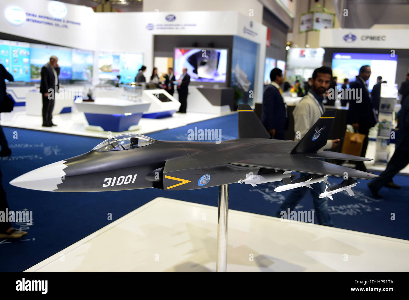 (170220) -- ABU DHABI, le 20 février, 2017 (Xinhua) -- un modèle de Shenyang J-31 s'affiche à la maison de la défense de la Chine International Defence Exhibition and Conference (IDEX) à Abu Dhabi, Émirats arabes unis, le 20 février, 2017. L'IDEX biennal le coup d'ici dimanche avec un accent particulier sur les technologies. Couvrant près de 1 500 mètres carrés, le pavillon de la défense de la Chine est composé de huit les principaux fabricants militaires, tels que NORINCO et Poly Technologies, présentant des chars, artilleries chinois, de drones, de sous-marins, frégates, les armes à laser et des missiles. (Xinhua/Zhao Ding Banque D'Images