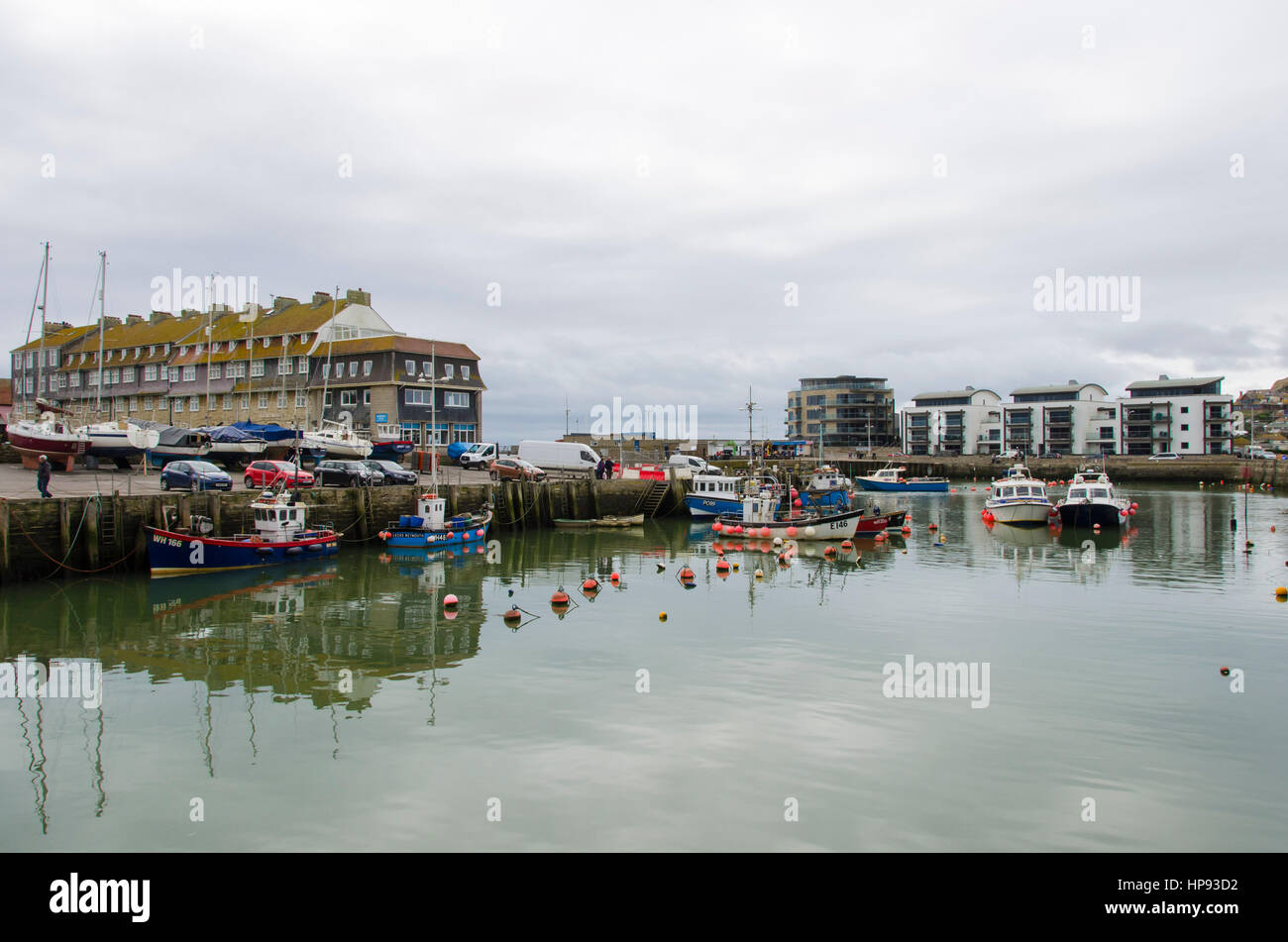 West Bay, Dorset, UK. Feb 20, 2017. Le travail commence à West Bay Harbour dans le Dorset pour réparer et renforcer le port historique murs qui sont devenus faibles et sur le point de s'effondrer. West Bay est devenu célèbre pour son rouleau avec de la célèbre série ITV Broadchurch, qui est due à être diffusés à la télévision de nouveau le lundi 28 février 2017. Crédit photo : Graham Hunt/Alamy Live News Banque D'Images