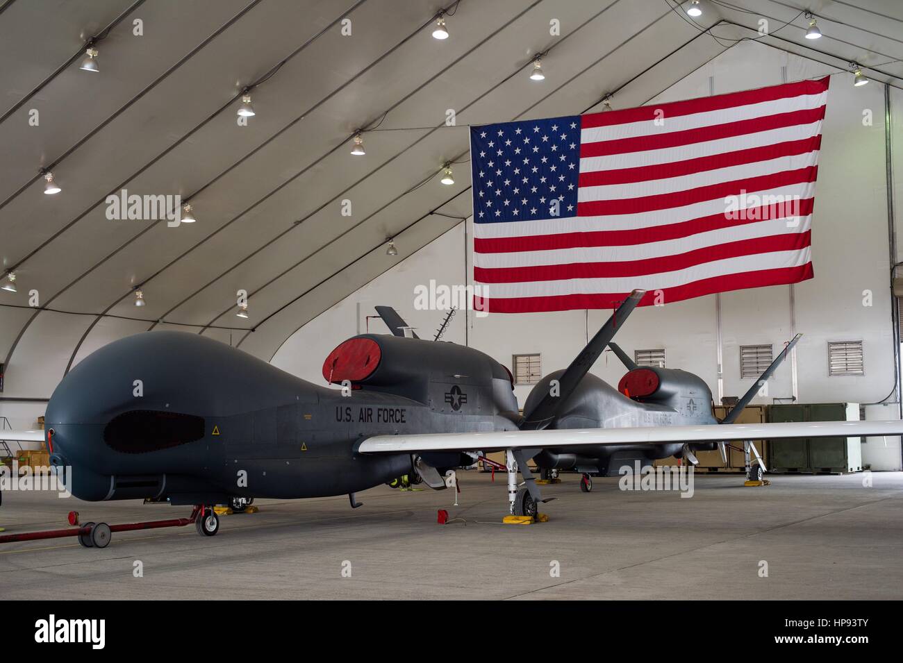 Abu Dhabi, Emirats Arabes Unis. Feb 20, 2017. U.S. Air Force RQ-4 Global Hawk aéronefs UAV sont fixés dans le crochet après l'atterrissage à Al Dhafra Air Base à partir d'une sortie à l'appui de l'opération inhérents qui tapent contre la volonté de l'État islamique, le 20 février 2017 à Abu Dhabi, Emirats Arabes Unis. Credit : Planetpix/Alamy Live News Banque D'Images