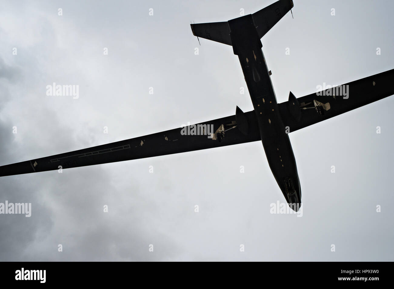 Abu Dhabi, Emirats Arabes Unis. Feb 20, 2017. L'US Air Force UN RQ-4 Global Hawk UAV descend à la terre à Al Dhafra Air Base après avoir effectué une sortie à l'appui de l'opération inhérents qui tapent contre la volonté de l'État islamique, le 20 février 2017 à Abu Dhabi, Emirats Arabes Unis. Credit : Planetpix/Alamy Live News Banque D'Images