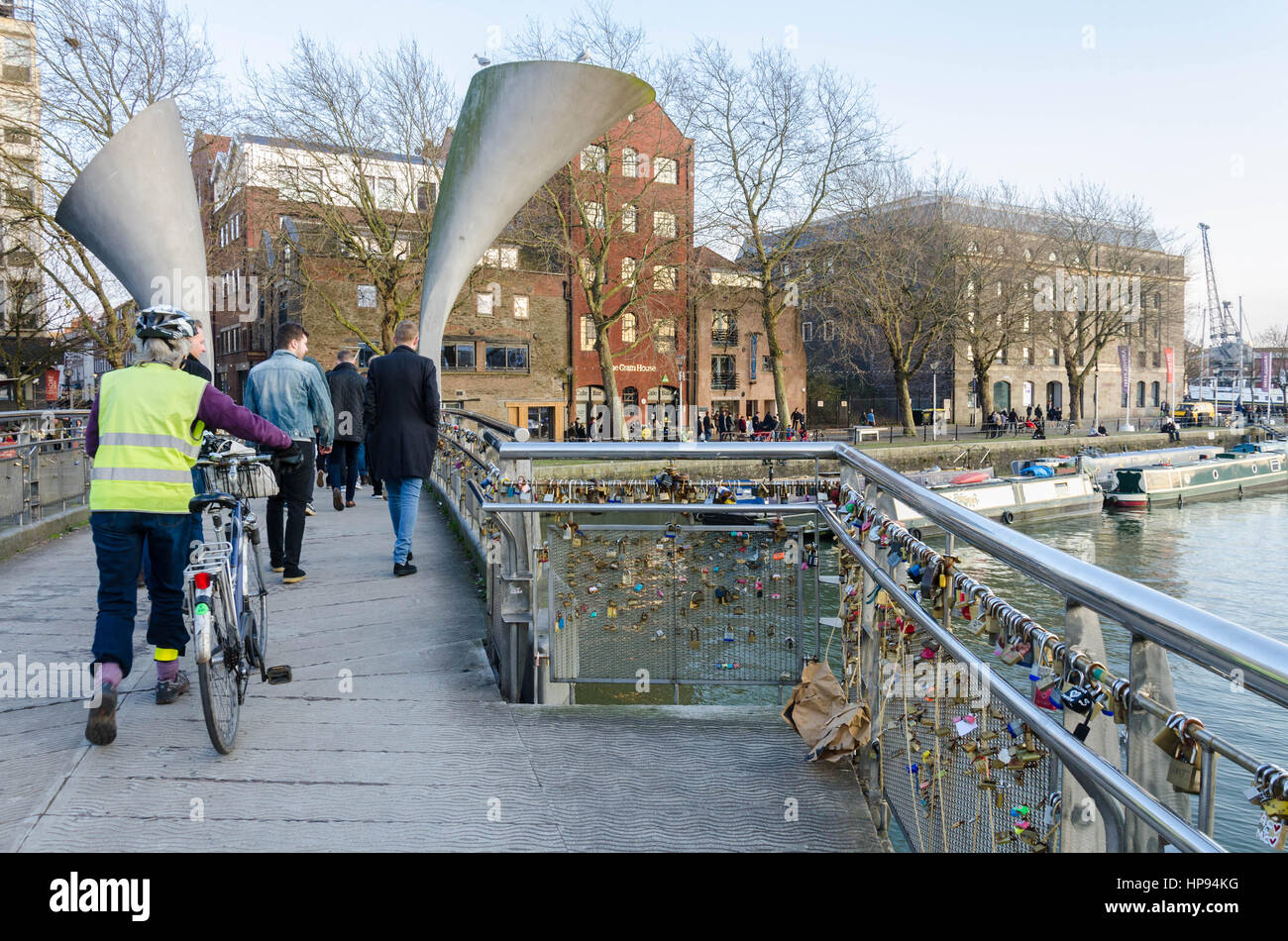 Pero's Bridge est une passerelle qui enjambe le port de Bristol. Les touristes et les couples romantiques sont amour de fixation des verrous sur le pont. Banque D'Images