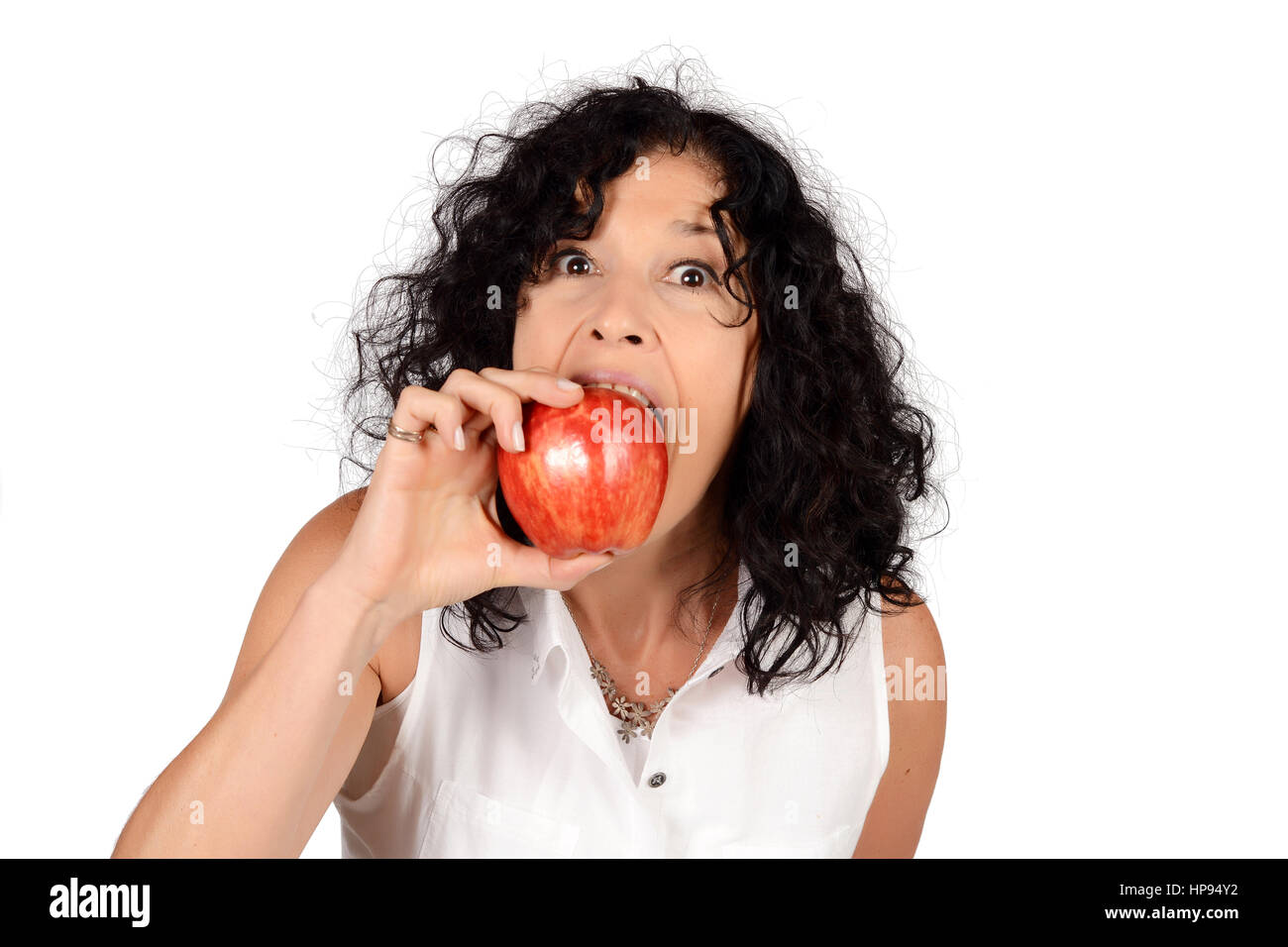 Portrait de belle femme de manger une pomme. Isolé sur fond blanc. Banque D'Images