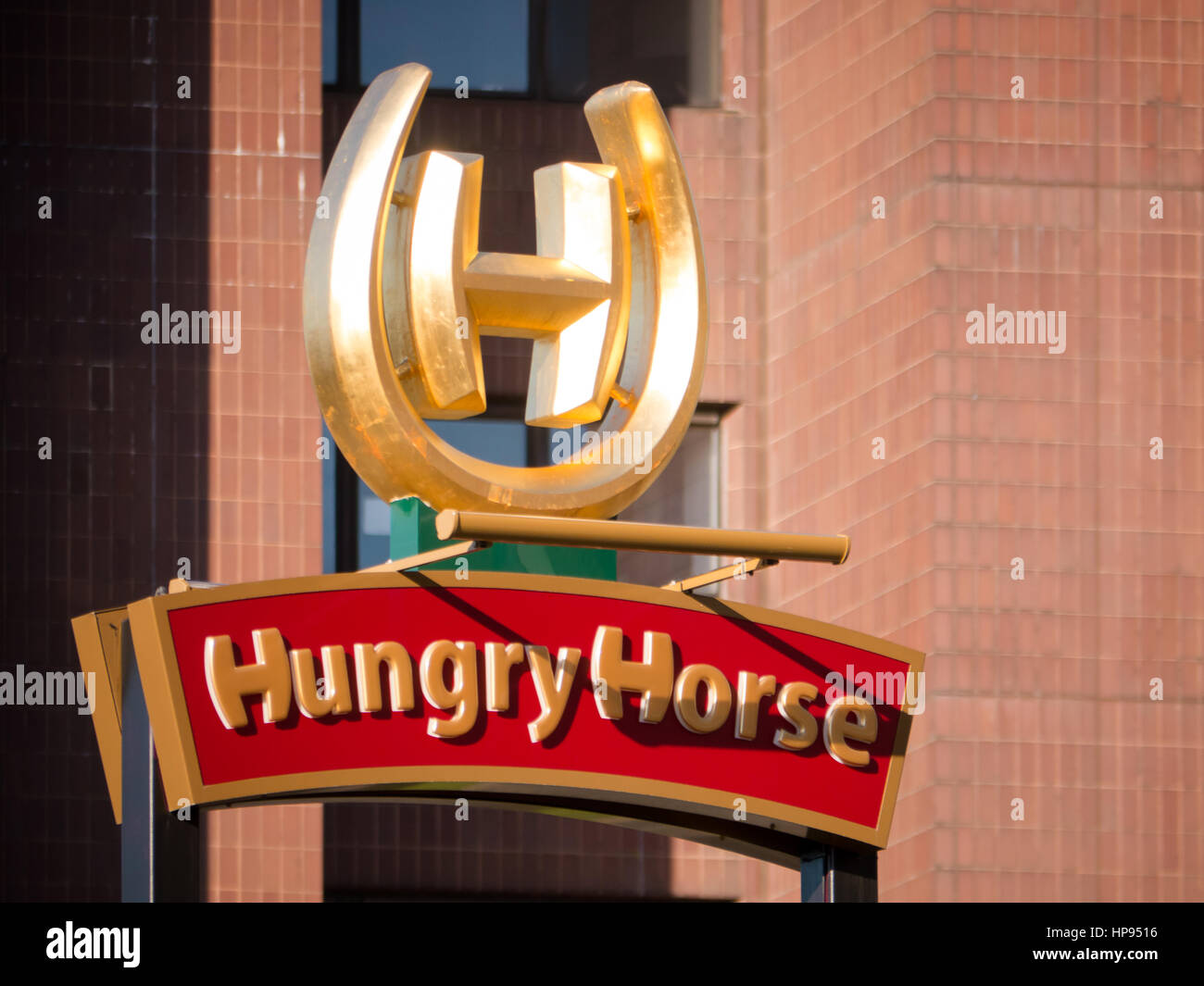 Un signe et un logo pour un restaurant Hungry Horse, une partie de la groupe Greene King Banque D'Images