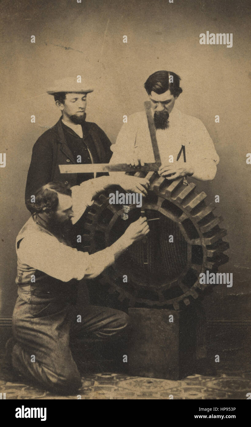 Années 1860, la photo d'anciens ingénieurs américains avec un gros modèle de fonderie, moule, moule, d'un pignon, COG, engrenage, roue dentée, engrenage. Source : CDV, Carte de visite par S.S.Teel's Photographic Location, Chicago, New Jersey, United States. Banque D'Images