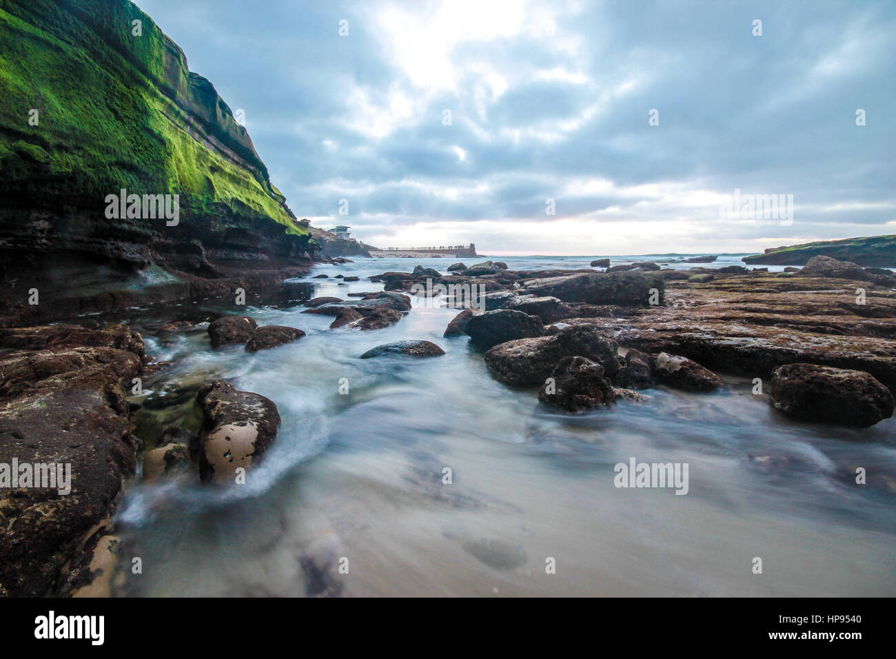 Un merveilleux coucher de soleil nuageux sur la Jolla Cove - San Diego, Californie Banque D'Images