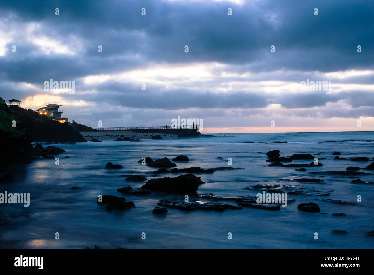 Merveilleux coucher de soleil nuageux sur la Jolla Cove Banque D'Images