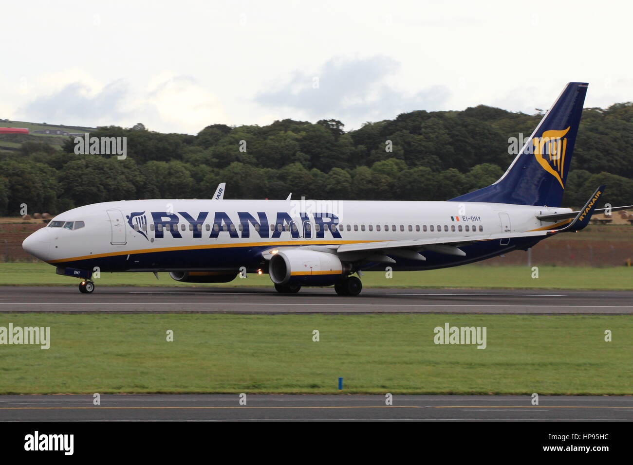 EI-DHY, un Boeing 737-8comme exploité par Ryanair à l'Aéroport International de Prestwick, dans l'Ayrshire. Banque D'Images