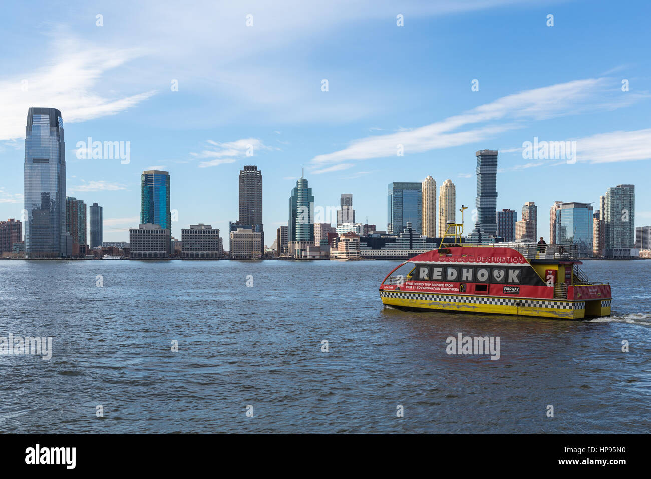 NY Waterway un ferry part le World Financial Center Terminal de Ferry, avec l'horizon de Jersey City dans le contexte de l'autre côté de la rivière Hudson. Banque D'Images