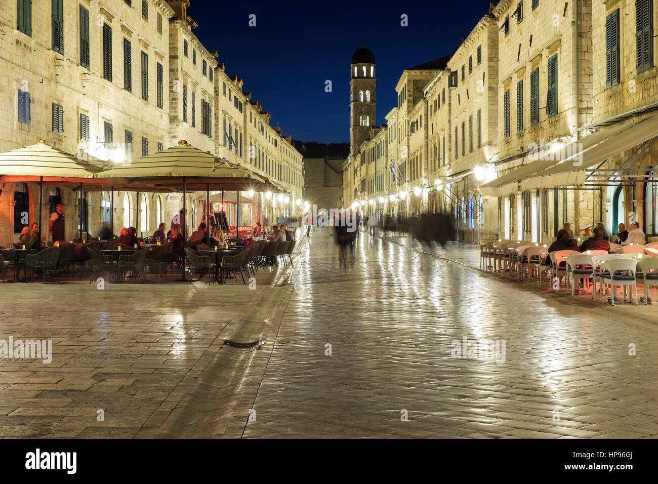 Les gens manger en plein air près de la tour, Place Luza, Stradum (Placa), début de soirée, Dubrovnik, Croatie Banque D'Images