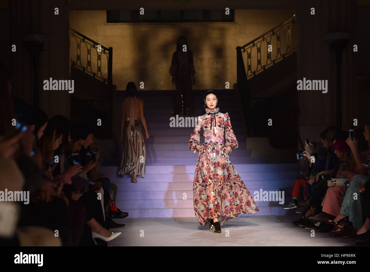 Modèles sur le podium au cours de l'automne/hiver 2017 Temperley London Fashion Week show à Voyage Hall, Londres. ASSOCIATION DE PRESSE Photo. Photo Date : Dimanche, 19 février 2017. Crédit photo doit se lire : Matt Crossick/PA Wire. Banque D'Images