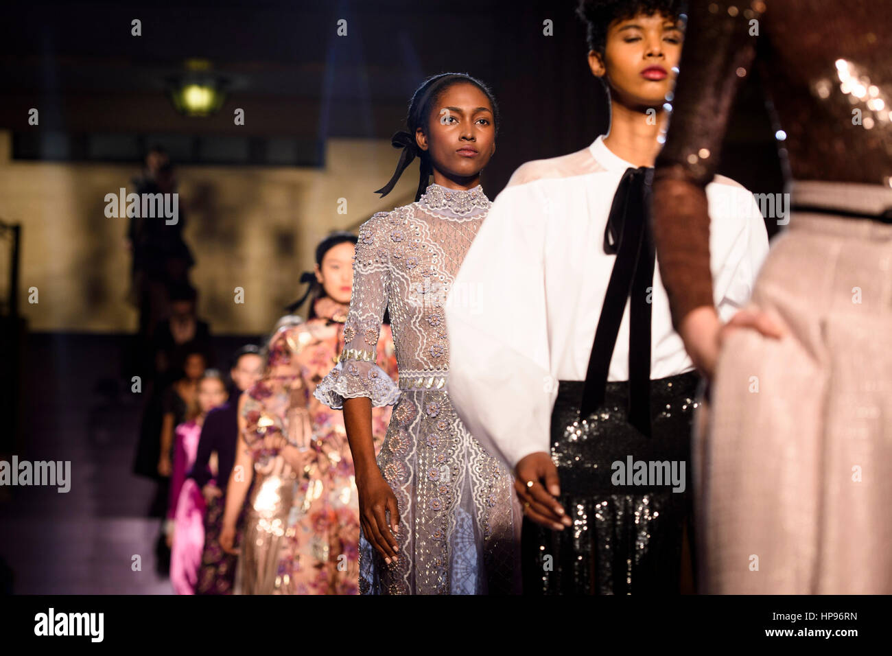 Modèles sur le podium au cours de l'automne/hiver 2017 Temperley London Fashion Week show à Voyage Hall, Londres. ASSOCIATION DE PRESSE Photo. Photo Date : Dimanche, 19 février 2017. Crédit photo doit se lire : Matt Crossick/PA Wire. Banque D'Images