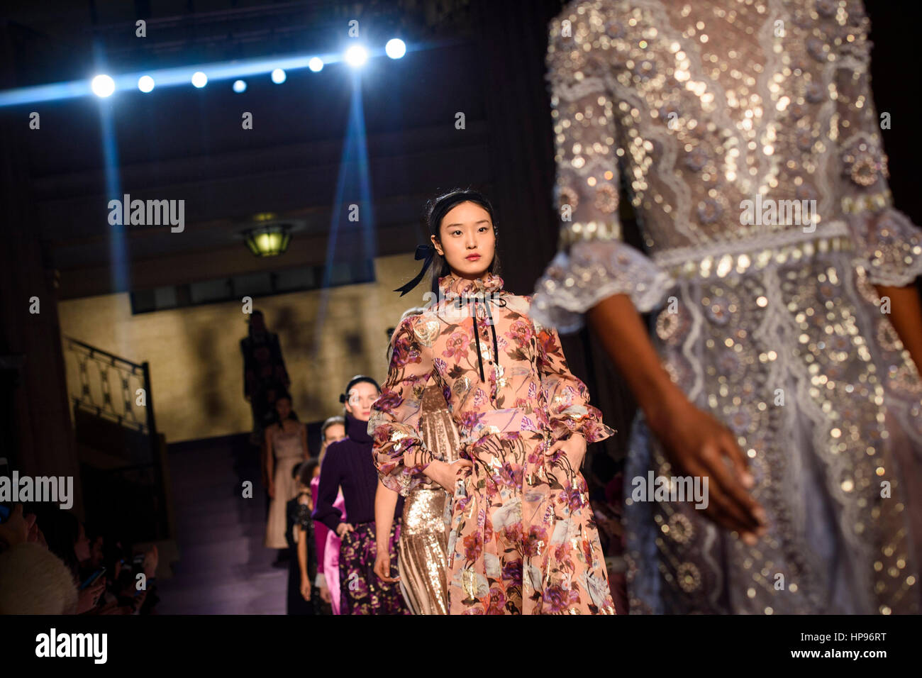 Modèles sur le podium au cours de l'automne/hiver 2017 Temperley London Fashion Week show à Voyage Hall, Londres. ASSOCIATION DE PRESSE Photo. Photo Date : Dimanche, 19 février 2017. Crédit photo doit se lire : Matt Crossick/PA Wire. Banque D'Images