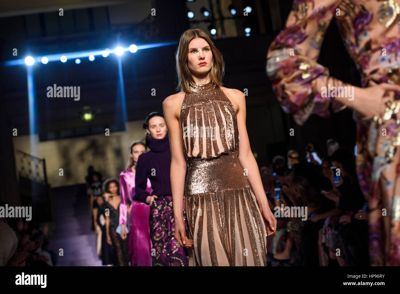 Modèles sur le podium au cours de l'automne/hiver 2017 Temperley London Fashion Week show à Voyage Hall, Londres. ASSOCIATION DE PRESSE Photo. Photo Date : Dimanche, 19 février 2017. Crédit photo doit se lire : Matt Crossick/PA Wire. Banque D'Images