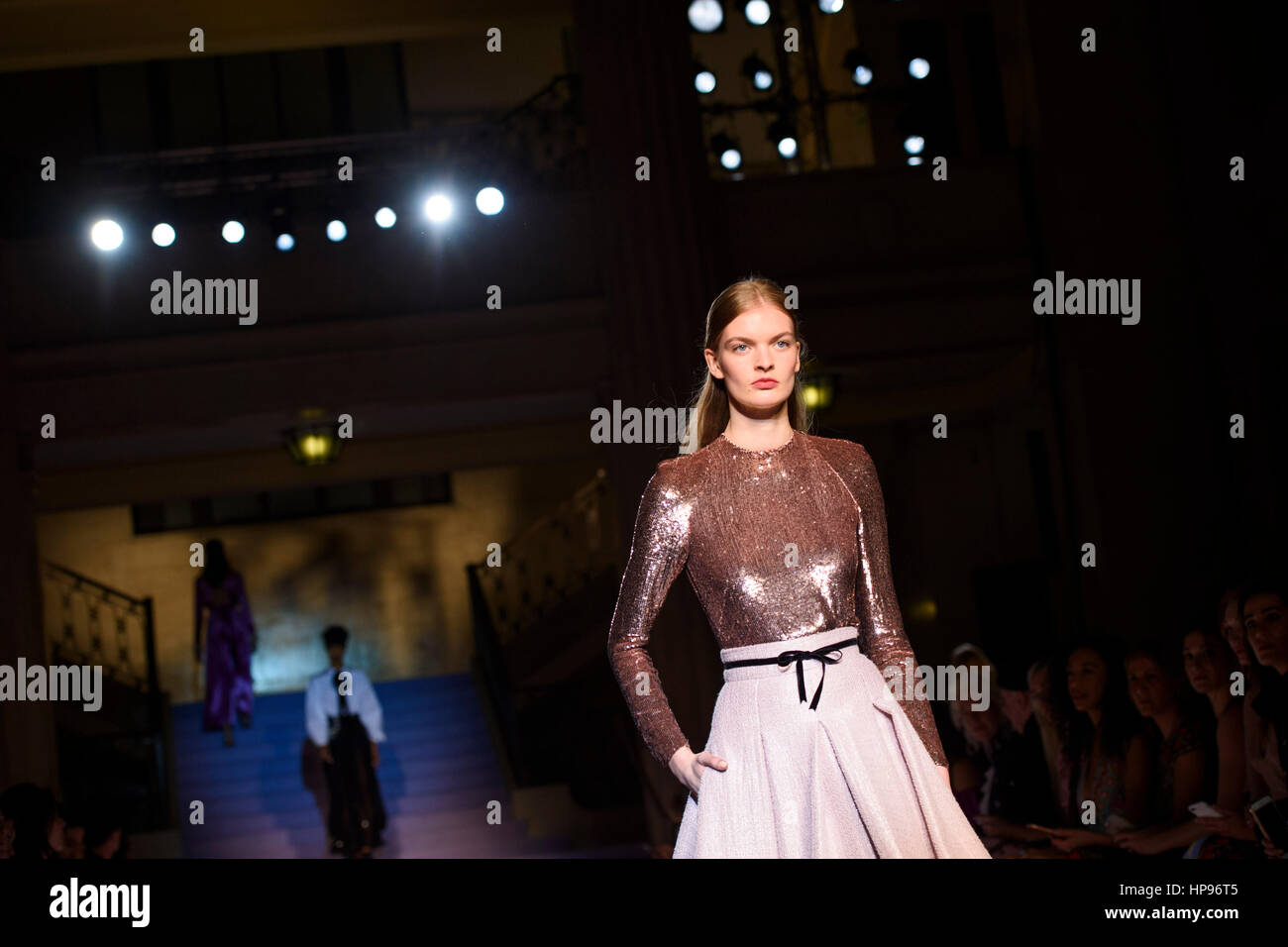 Modèles sur le podium au cours de l'automne/hiver 2017 Temperley London Fashion Week show à Voyage Hall, Londres. ASSOCIATION DE PRESSE Photo. Photo Date : Dimanche, 19 février 2017. Crédit photo doit se lire : Matt Crossick/PA Wire. Banque D'Images
