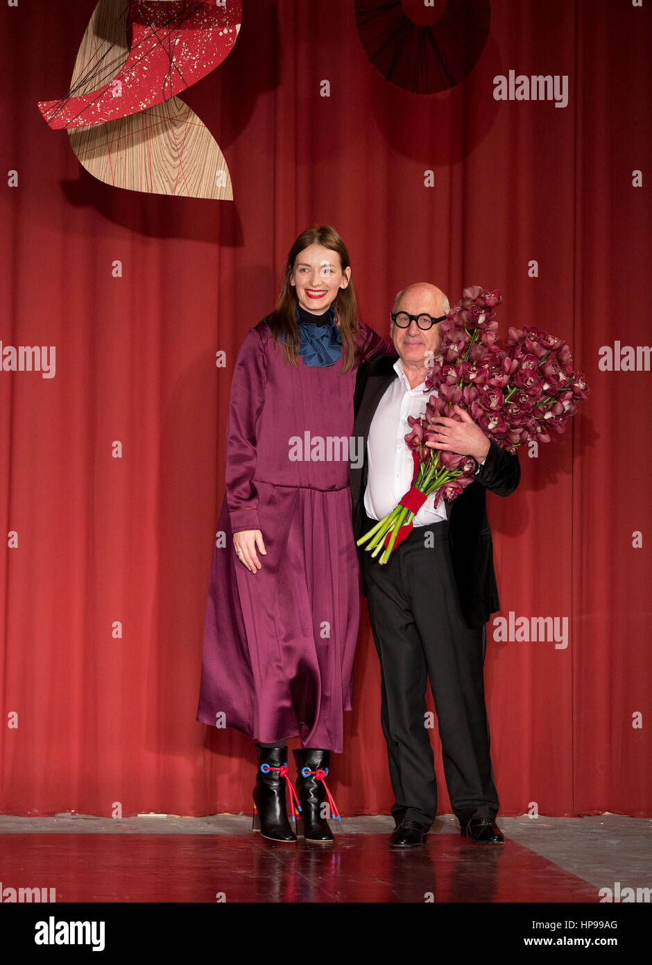 (De gauche à droite) Designer Roksanda et le pianiste Michael Nyman salue le public après son automne/hiver 2017 London Fashion Week show à Surrey Street, Londres. PRESS ASSOCIATION. Photo date : lundi 20 février 2017. Crédit photo doit se lire : Isabel Infantes/PA Wire Banque D'Images