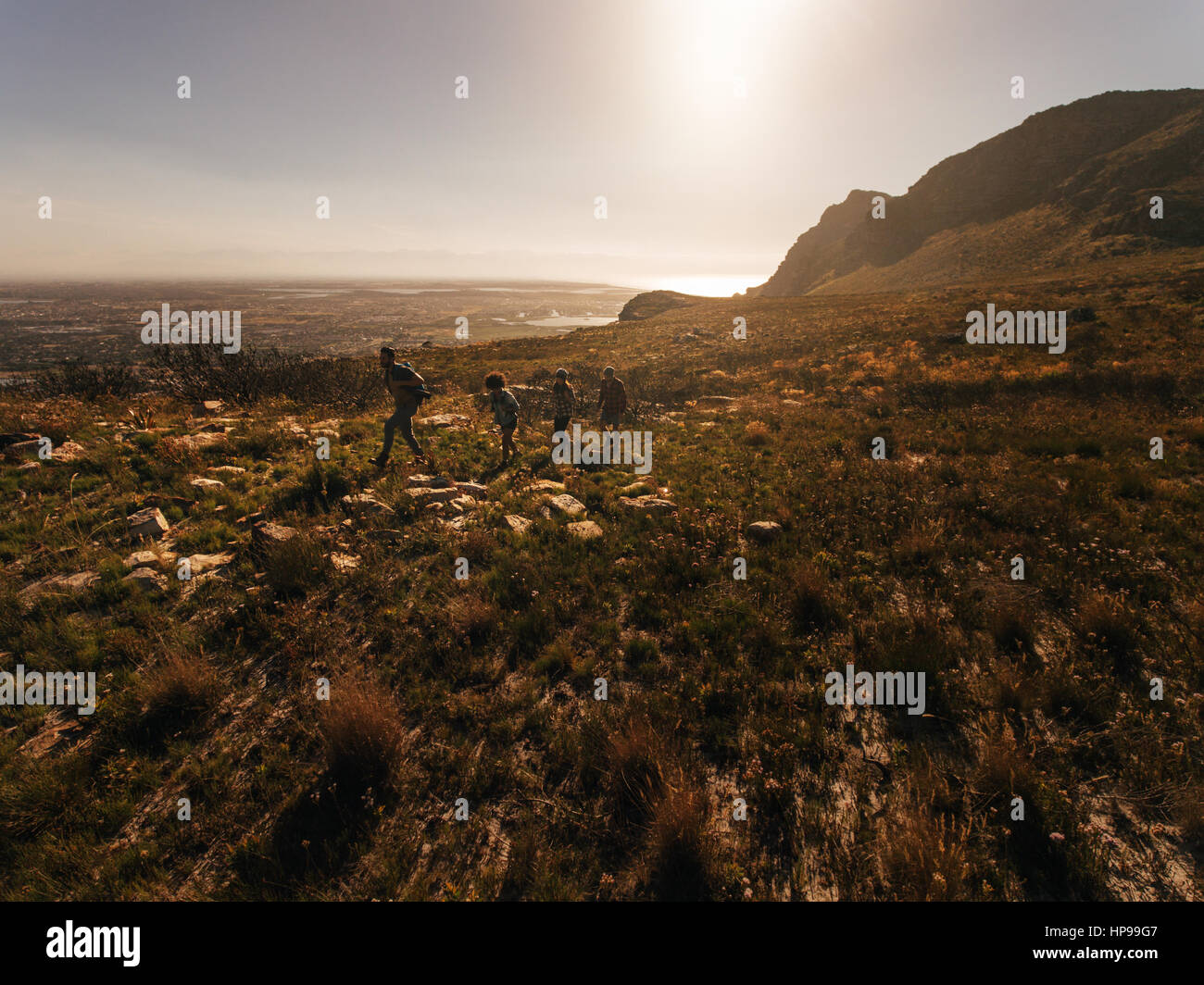 Vue aérienne de quatre personnes marchant dans la campagne. Groupe d'amis de la randonnée dans les montagnes. Banque D'Images