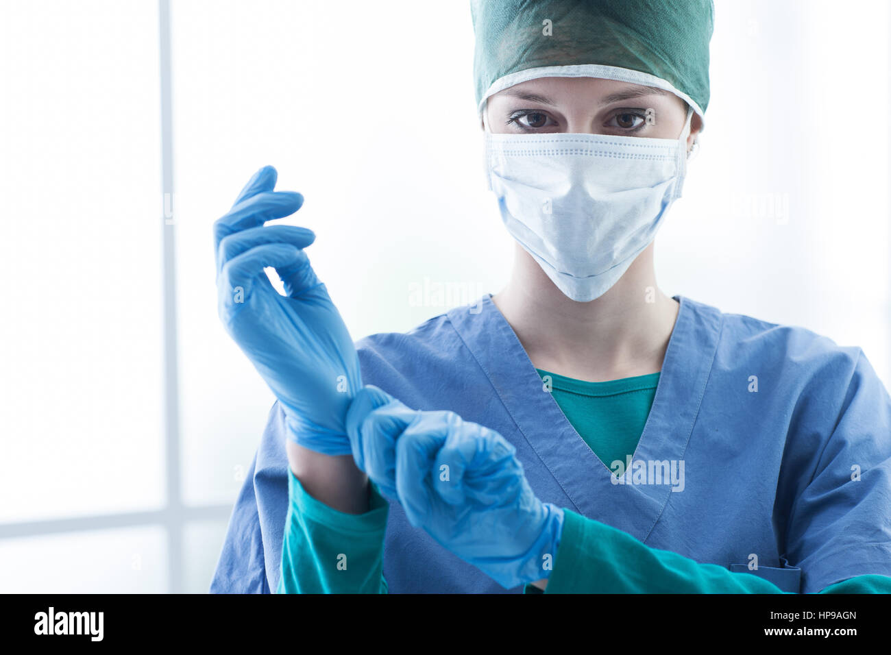 Chirurgienne la préparation de l'opération chirurgicale, elle porte des gants et looking at camera, de la santé et de l'élaboration concept Banque D'Images