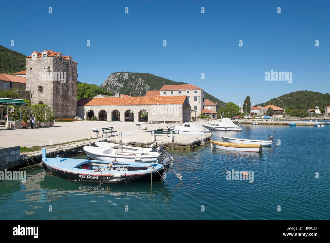 Le front de mer de Mali Ston, péninsule de Peljesac, côte Adriatique, Croatie Banque D'Images