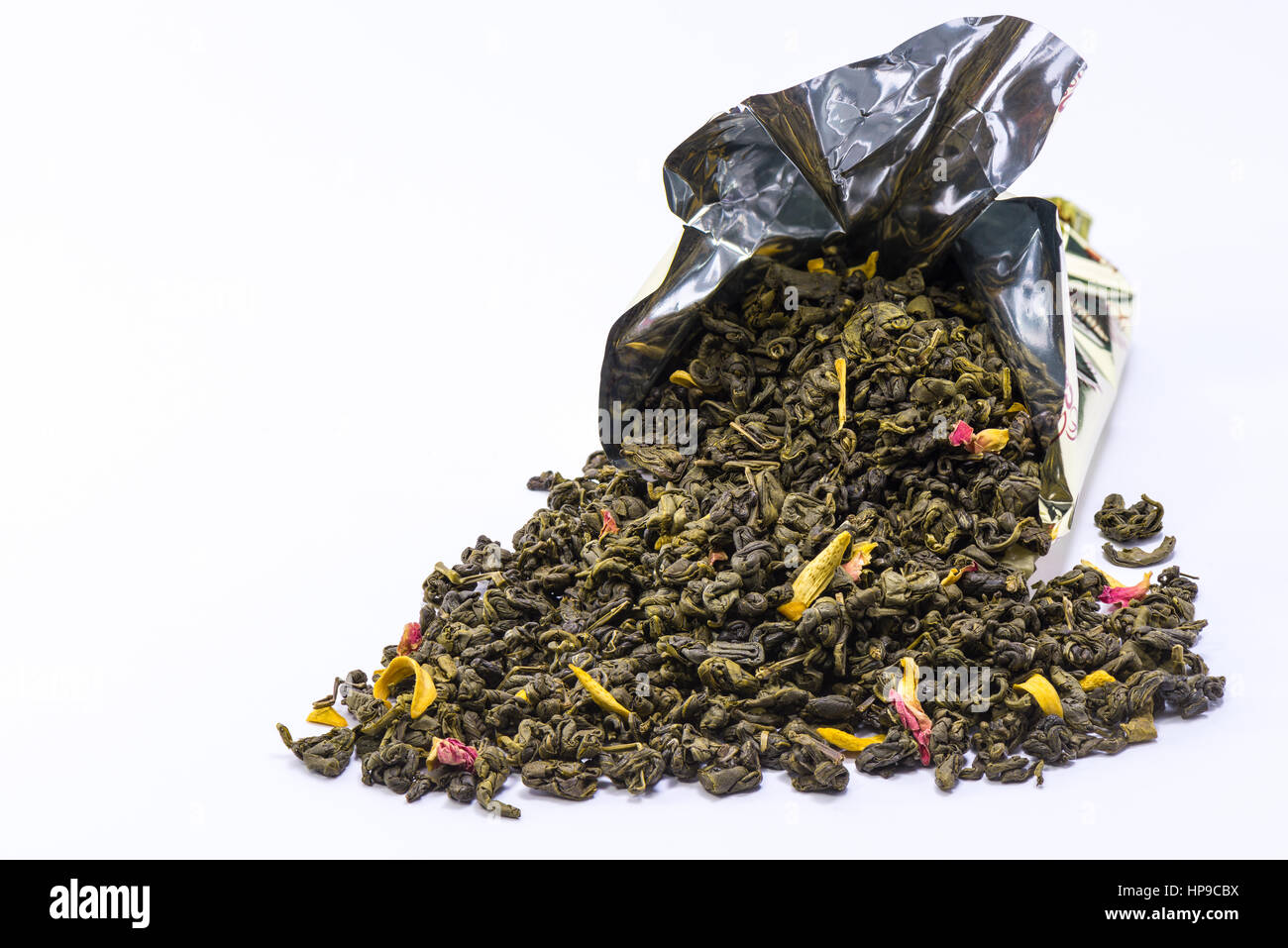 Un sac de mangue thé vert sur un fond blanc Banque D'Images