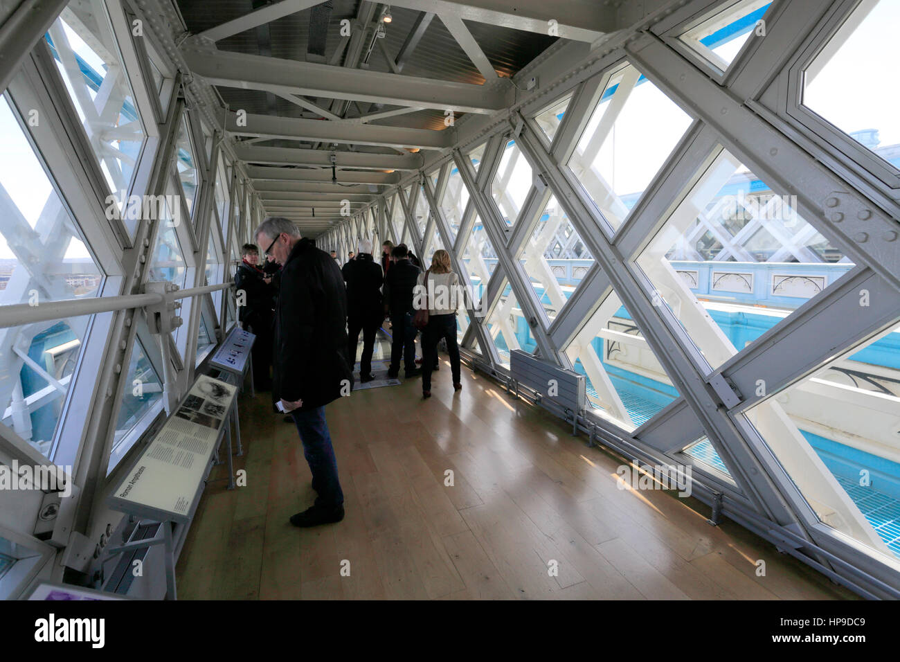Les touristes dans la Tower Bridge passerelle en verre, Tamise, Londres  City, England, UK Photo Stock - Alamy