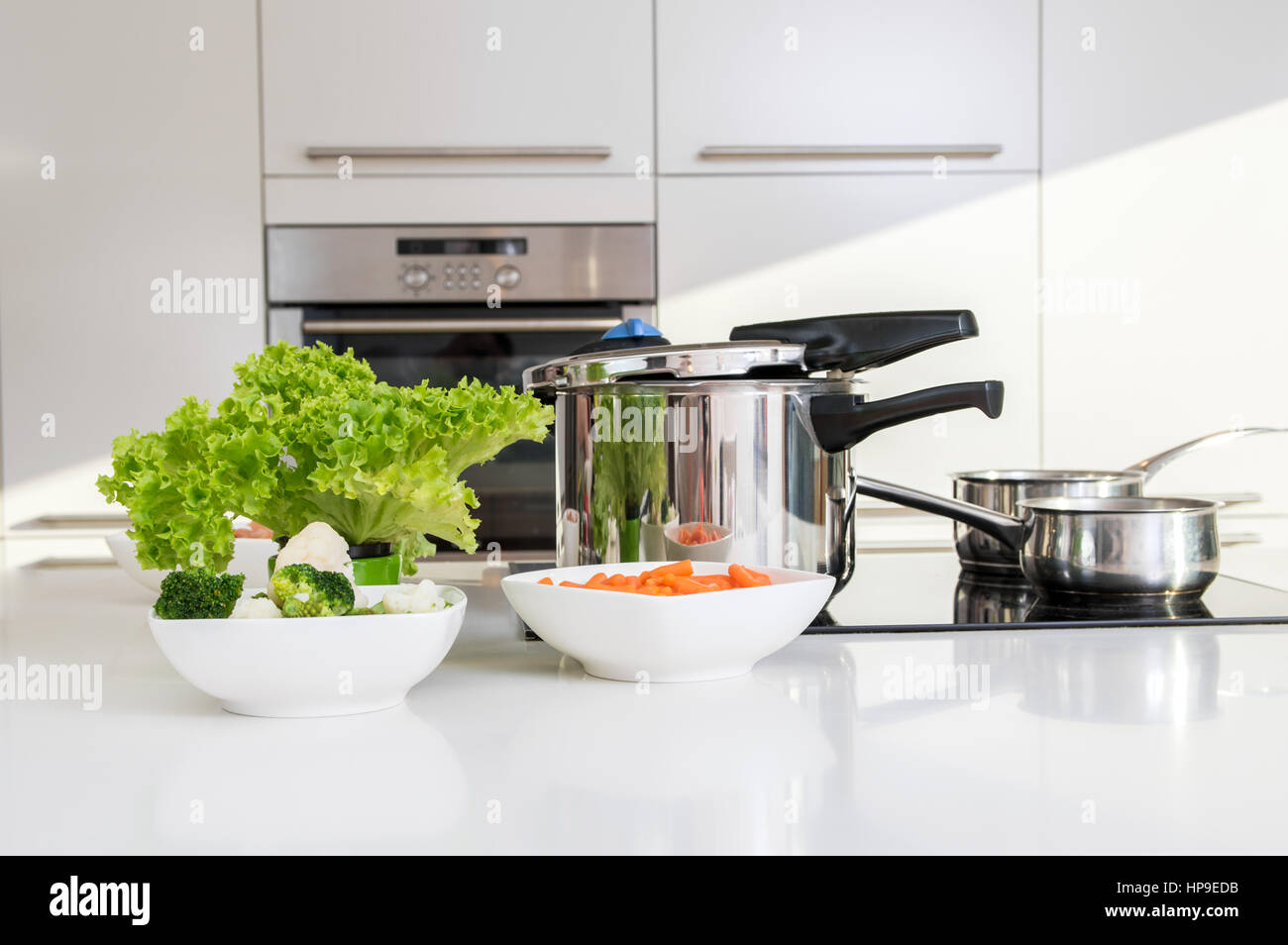 Cocotte et les légumes prêts à être cuits. Banque D'Images