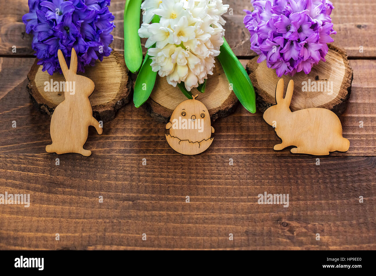 De belles fleurs fraîches et lapins en bois jacinthe et le poulet sur brown. Arrière-plan de printemps pour Pâques. Espace libre Banque D'Images