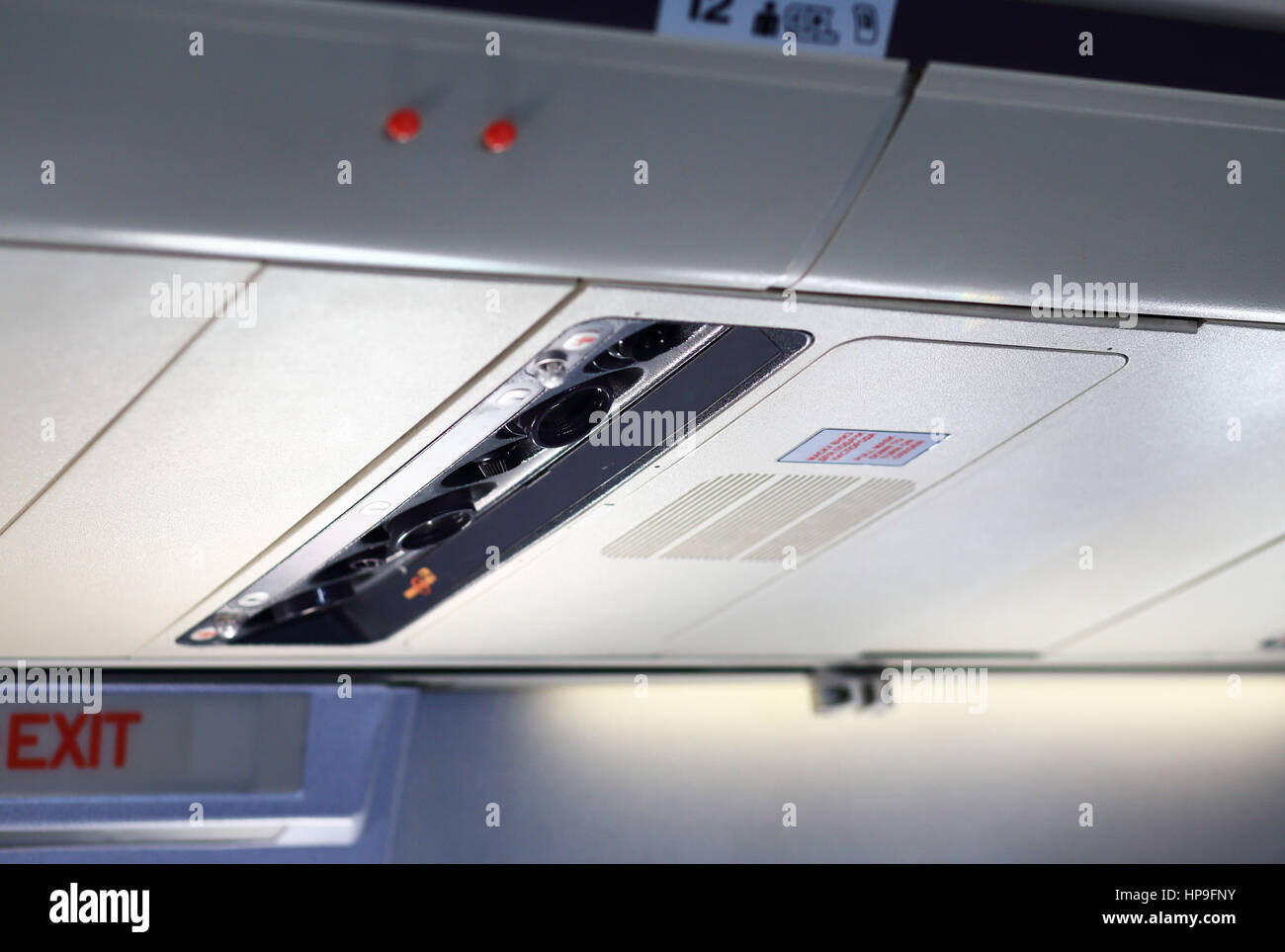 Close-up of airplane panneau supérieur avec l'icône non fumeur Banque D'Images