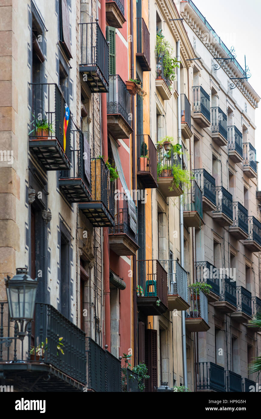 Des rues étroites avec des appartements au-dessus de la vieille ville (quartier Latin) de Barcelone, Catalogne, Espagne. Banque D'Images