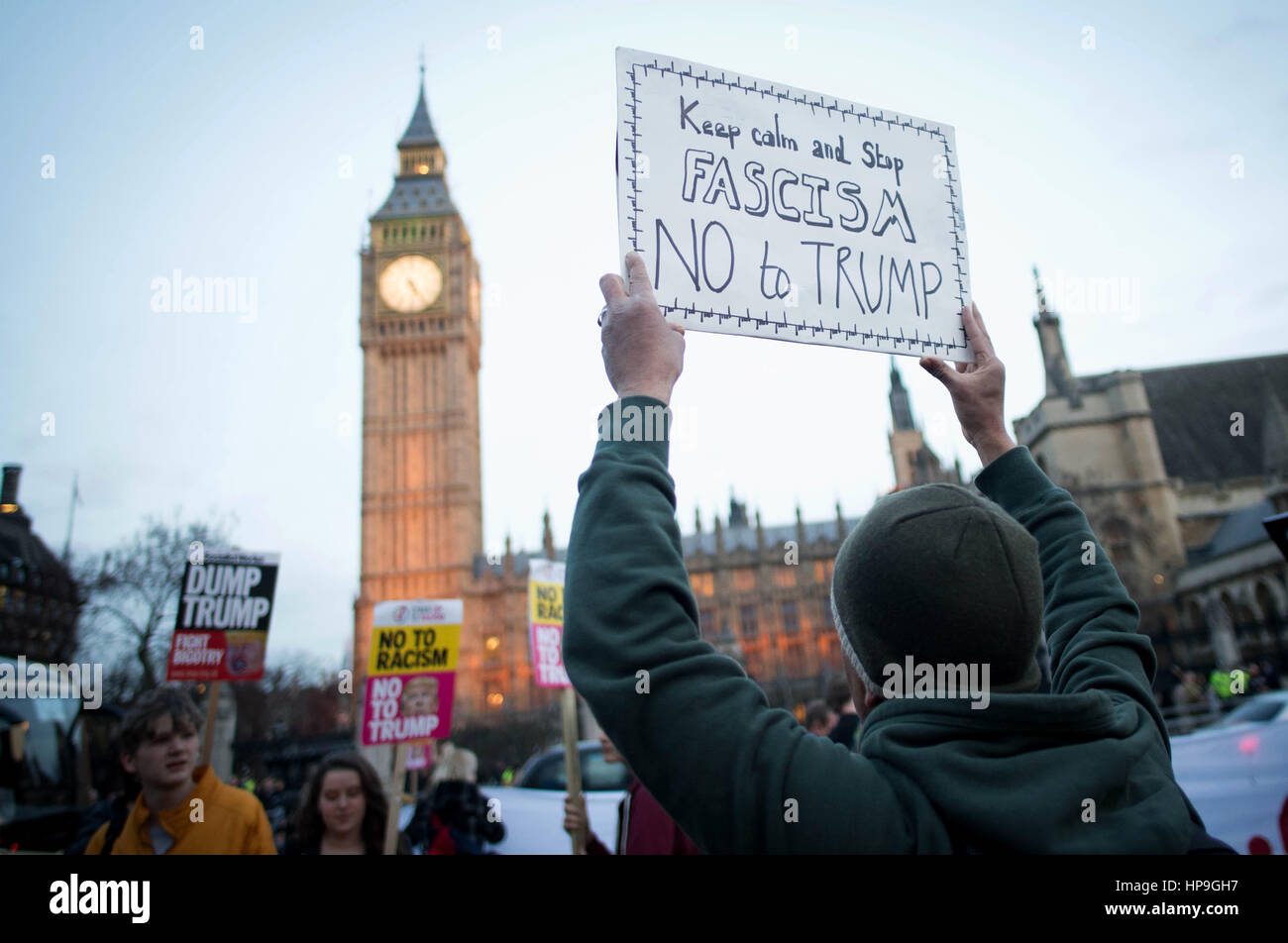 Assister à un rassemblement de manifestants qui protestaient contre de Westminster, Donald Trump le jour que la visite d'Etat par le président des États-Unis est débattu au Parlement. Banque D'Images