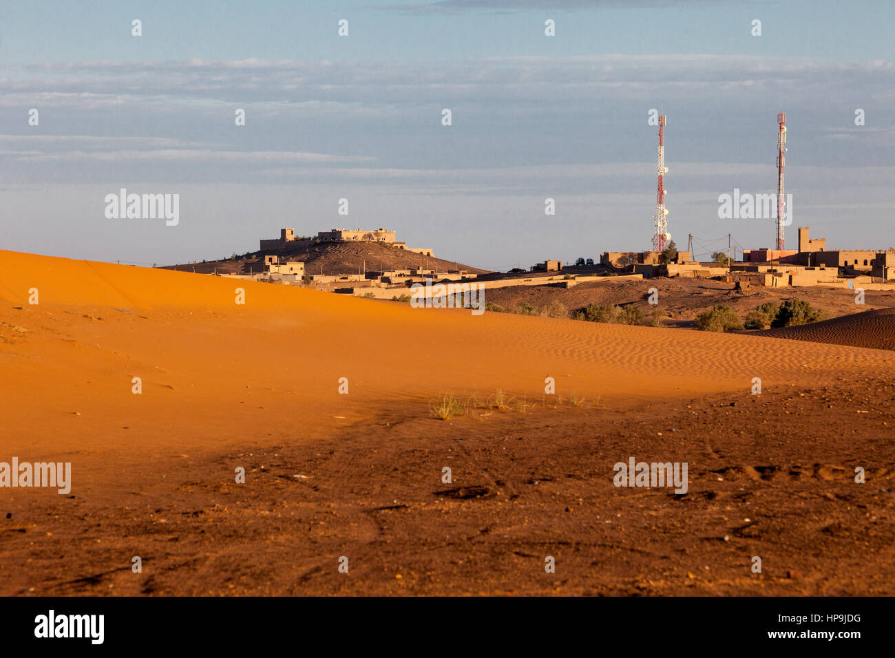 Merzouga, Maroc. Des tours de communications, de vieux forts, Dune de sable. Banque D'Images