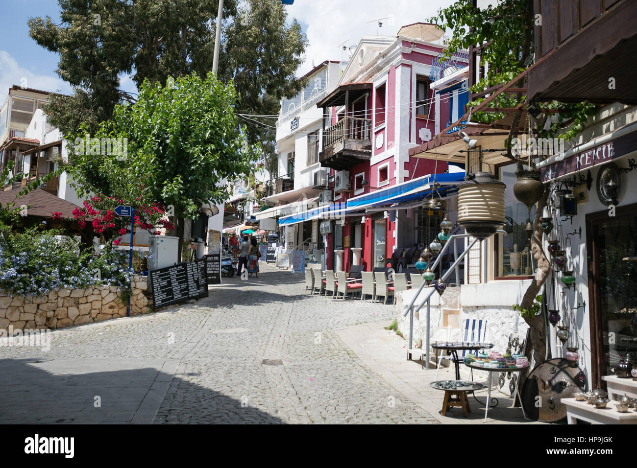 KALKAN, TURQUIE - 22 mai rues étroites de la ville de Kalkan Turquie Méditerranée avec maisons en pierre route pavée, restaurants et commerces 216 Banque D'Images