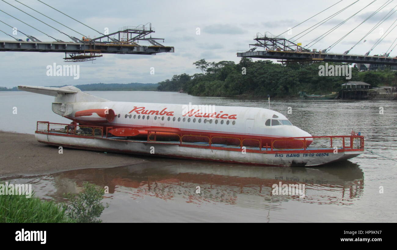 Fuselage d'avion déclassé sur une péniche de construction d'un pont avec en arrière-plan sur le Rio Napo, Coca, Equateur Banque D'Images