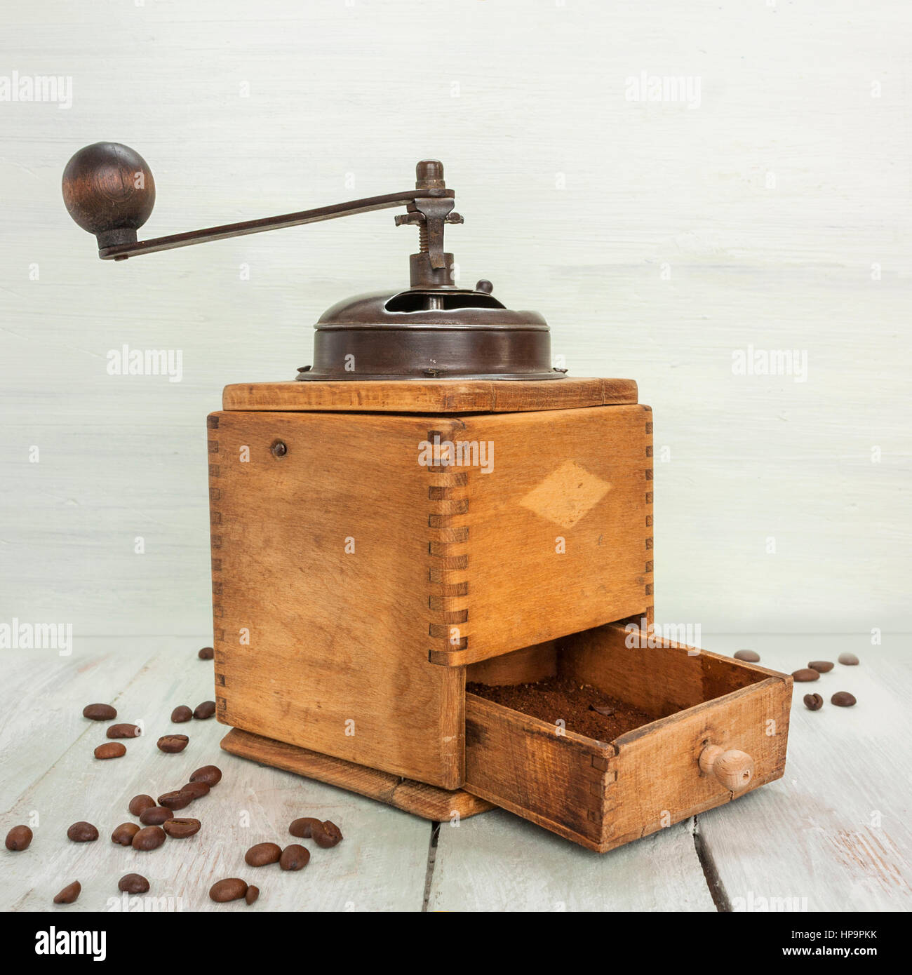 Une photo d'un moulin à café vintage avec grains de café et un lieu pour le  texte Photo Stock - Alamy